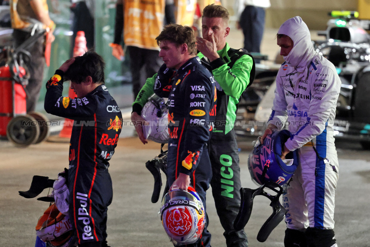 GP QATAR, (L to R): Yuki Tsunoda (JPN) Red Bull Racing; Max Verstappen (NLD) Red Bull Racing; Nico Hulkenberg (GER) Sauber; e Alexander Albon (THA) Atlassian Williams Racing in Sprint parc ferme.
29.11.2025. Formula 1 World Championship, Rd 23, Qatar Grand Prix, Doha, Qatar, Sprint e Qualifiche Day.
- www.xpbimages.com, EMail: requests@xpbimages.com © Copyright: Batchelor / XPB Images