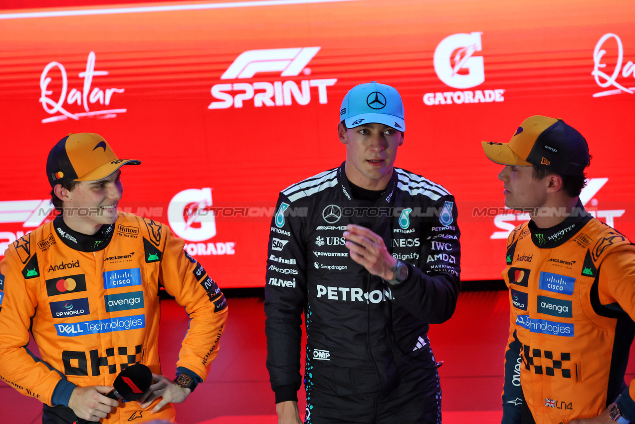 GP QATAR, (L to R): Gara winner Oscar Piastri (AUS) McLaren in Sprint parc ferme with George Russell (GBR) Mercedes AMG F1 e Lando Norris (GBR) McLaren.
29.11.2025. Formula 1 World Championship, Rd 23, Qatar Grand Prix, Doha, Qatar, Sprint e Qualifiche Day.
- www.xpbimages.com, EMail: requests@xpbimages.com © Copyright: Batchelor / XPB Images