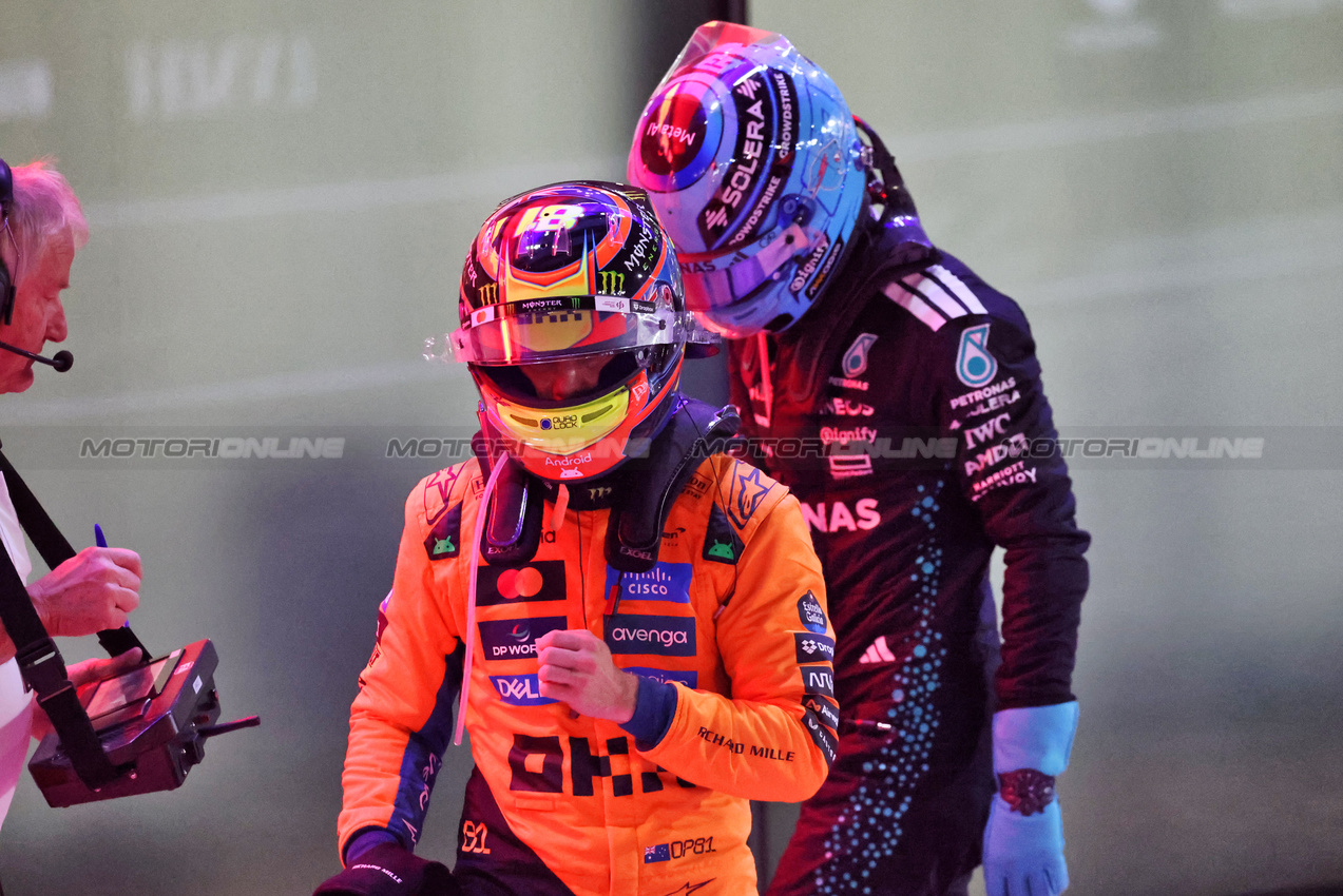 GP QATAR, Oscar Piastri (AUS) McLaren e George Russell (GBR) Mercedes AMG F1 in Sprint parc ferme.
29.11.2025. Formula 1 World Championship, Rd 23, Qatar Grand Prix, Doha, Qatar, Sprint e Qualifiche Day.
- www.xpbimages.com, EMail: requests@xpbimages.com © Copyright: Batchelor / XPB Images