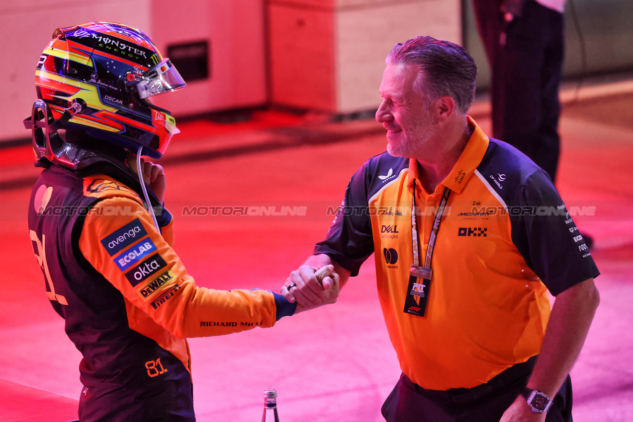 GP QATAR, (L to R): Gara winner Oscar Piastri (AUS) McLaren with Zak Brown (USA) McLaren Executive Director in Sprint parc ferme.

29.11.2025. Formula 1 World Championship, Rd 23, Qatar Grand Prix, Doha, Qatar, Sprint e Qualifiche Day.

- www.xpbimages.com, EMail: requests@xpbimages.com © Copyright: Batchelor / XPB Images