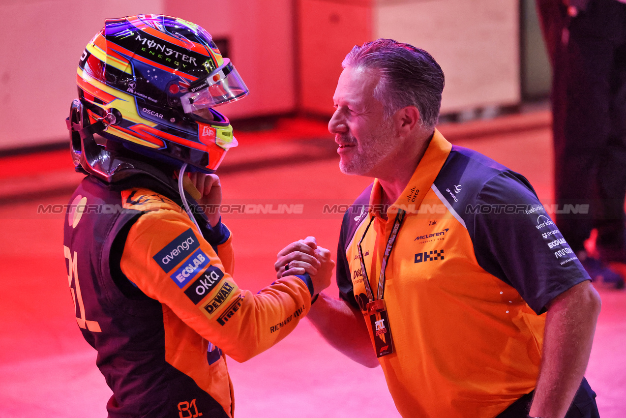 GP QATAR, (L to R): Gara winner Oscar Piastri (AUS) McLaren with Zak Brown (USA) McLaren Executive Director in Sprint parc ferme.

29.11.2025. Formula 1 World Championship, Rd 23, Qatar Grand Prix, Doha, Qatar, Sprint e Qualifiche Day.

- www.xpbimages.com, EMail: requests@xpbimages.com © Copyright: Batchelor / XPB Images