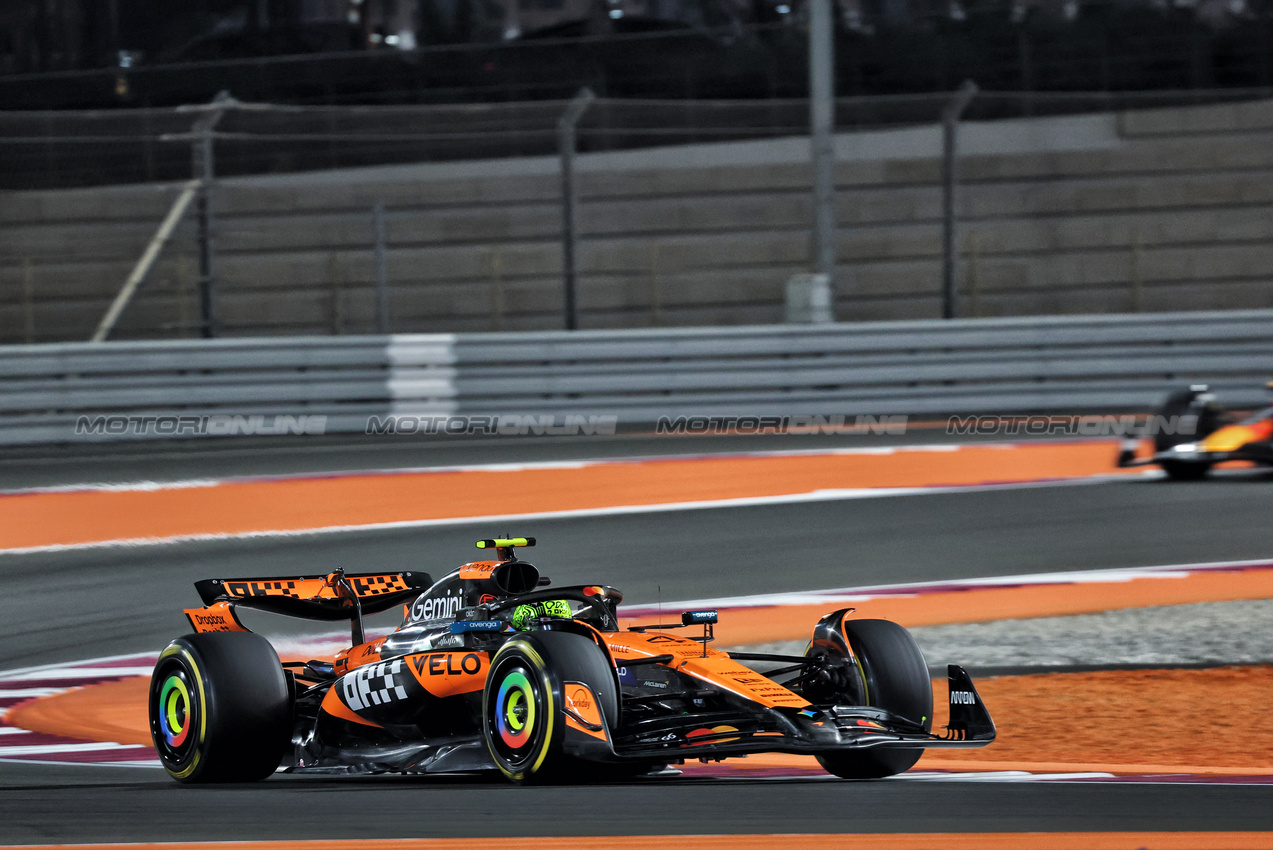 GP QATAR, Lando Norris (GBR) McLaren MCL39.

29.11.2025. Formula 1 World Championship, Rd 23, Qatar Grand Prix, Doha, Qatar, Sprint e Qualifiche Day.

- www.xpbimages.com, EMail: requests@xpbimages.com © Copyright: Batchelor / XPB Images