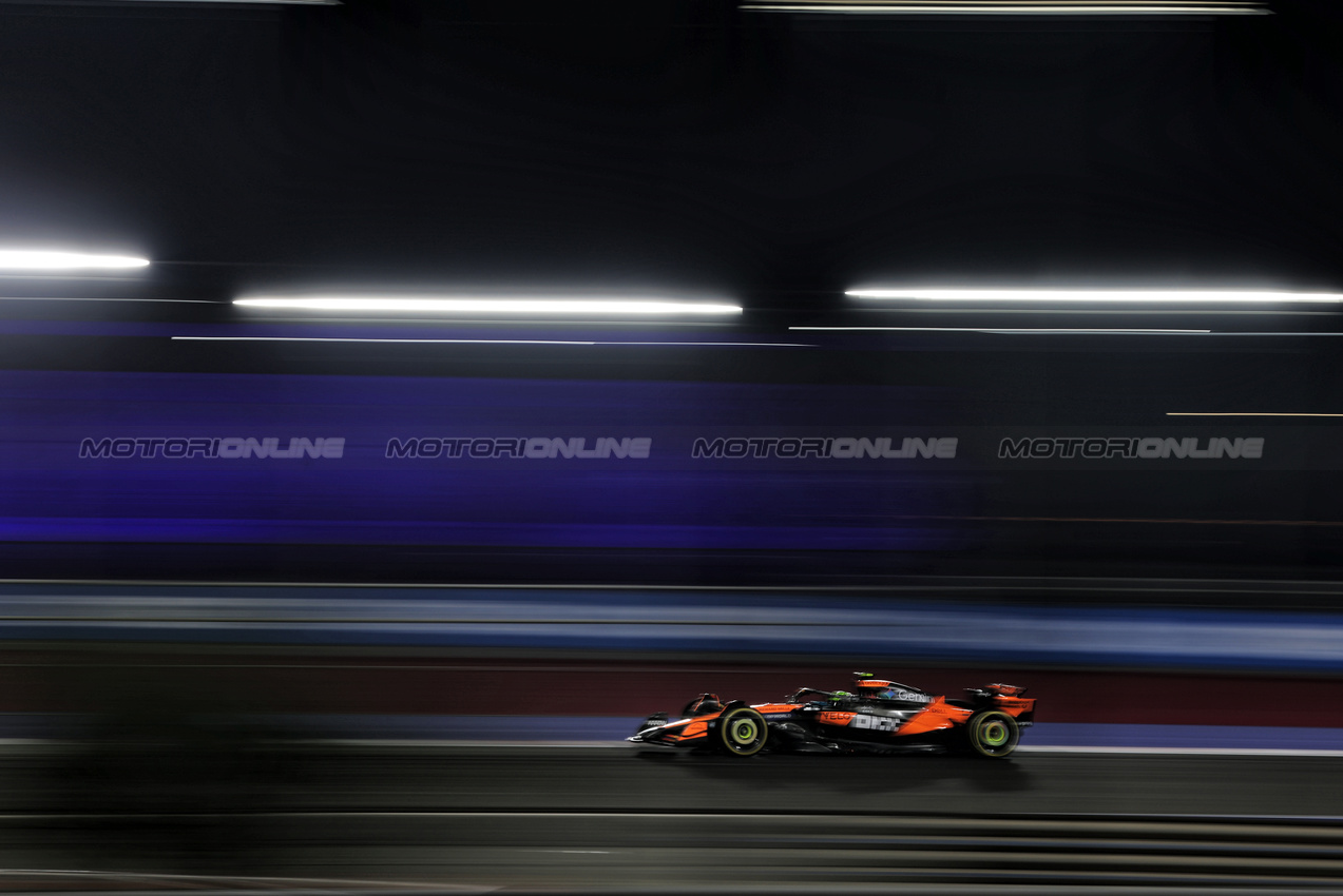 GP QATAR, Lando Norris (GBR) McLaren MCL39.

29.11.2025. Formula 1 World Championship, Rd 23, Qatar Grand Prix, Doha, Qatar, Sprint e Qualifiche Day.

- www.xpbimages.com, EMail: requests@xpbimages.com © Copyright: Charniaux / XPB Images