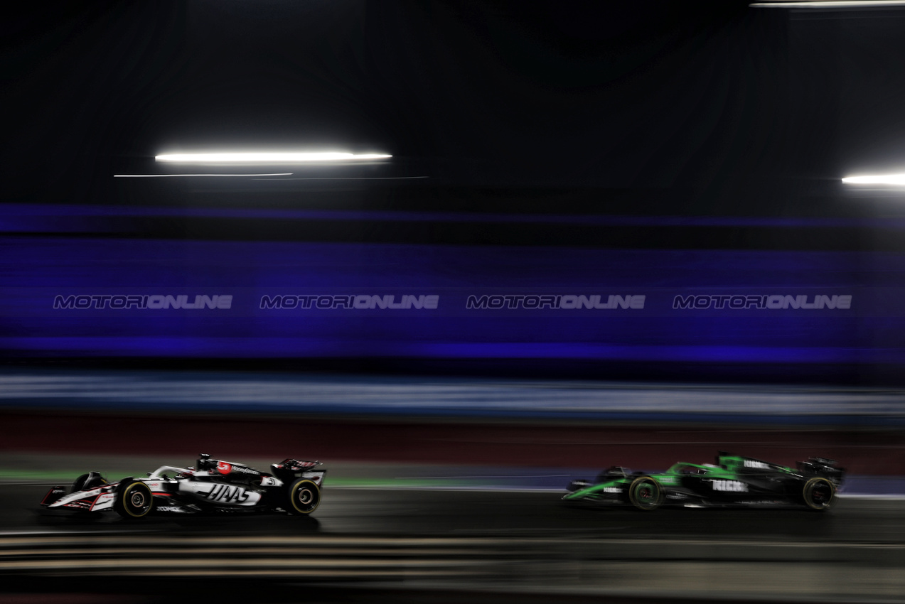 GP QATAR, Esteban Ocon (FRA) Haas VF-25 e Nico Hulkenberg (GER) Sauber C45.
29.11.2025. Formula 1 World Championship, Rd 23, Qatar Grand Prix, Doha, Qatar, Sprint e Qualifiche Day.
- www.xpbimages.com, EMail: requests@xpbimages.com © Copyright: Charniaux / XPB Images