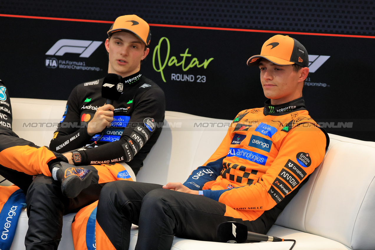GP QATAR, (L to R): Oscar Piastri (AUS) McLaren e Lando Norris (GBR) McLaren in the post Sprint FIA Press Conference.

29.11.2025. Formula 1 World Championship, Rd 23, Qatar Grand Prix, Doha, Qatar, Sprint e Qualifiche Day.

- www.xpbimages.com, EMail: requests@xpbimages.com © Copyright: Moy / XPB Images