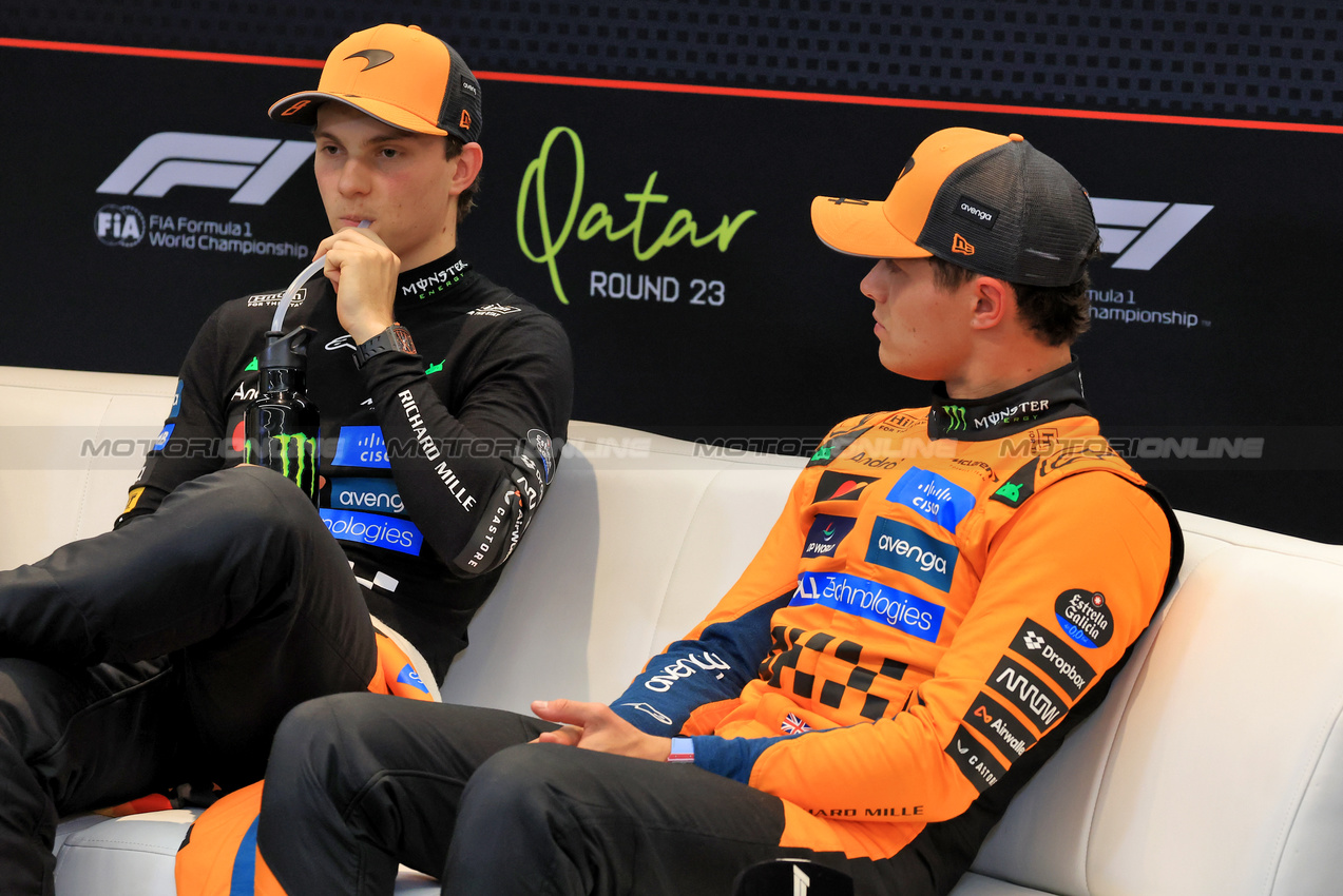 GP QATAR, (L to R): Oscar Piastri (AUS) McLaren e Lando Norris (GBR) McLaren in the post Sprint FIA Press Conference.

29.11.2025. Formula 1 World Championship, Rd 23, Qatar Grand Prix, Doha, Qatar, Sprint e Qualifiche Day.

- www.xpbimages.com, EMail: requests@xpbimages.com © Copyright: Moy / XPB Images