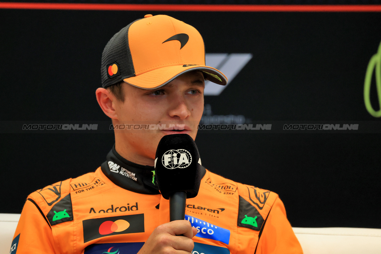 GP QATAR, Lando Norris (GBR) McLaren in the post Sprint FIA Press Conference.
29.11.2025. Formula 1 World Championship, Rd 23, Qatar Grand Prix, Doha, Qatar, Sprint e Qualifiche Day.
- www.xpbimages.com, EMail: requests@xpbimages.com © Copyright: Moy / XPB Images