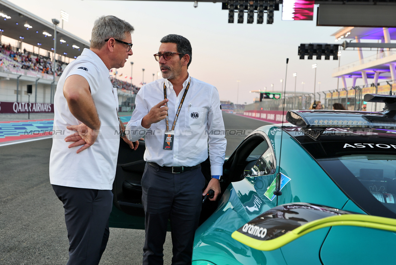 GP QATAR, (L to R): Bernd Maylander (GER) FIA Safety Car Driver with Rui Marques (POR) FIA Gara Director on the grid.

29.11.2025. Formula 1 World Championship, Rd 23, Qatar Grand Prix, Doha, Qatar, Sprint e Qualifiche Day.

- www.xpbimages.com, EMail: requests@xpbimages.com © Copyright: Moy / XPB Images
