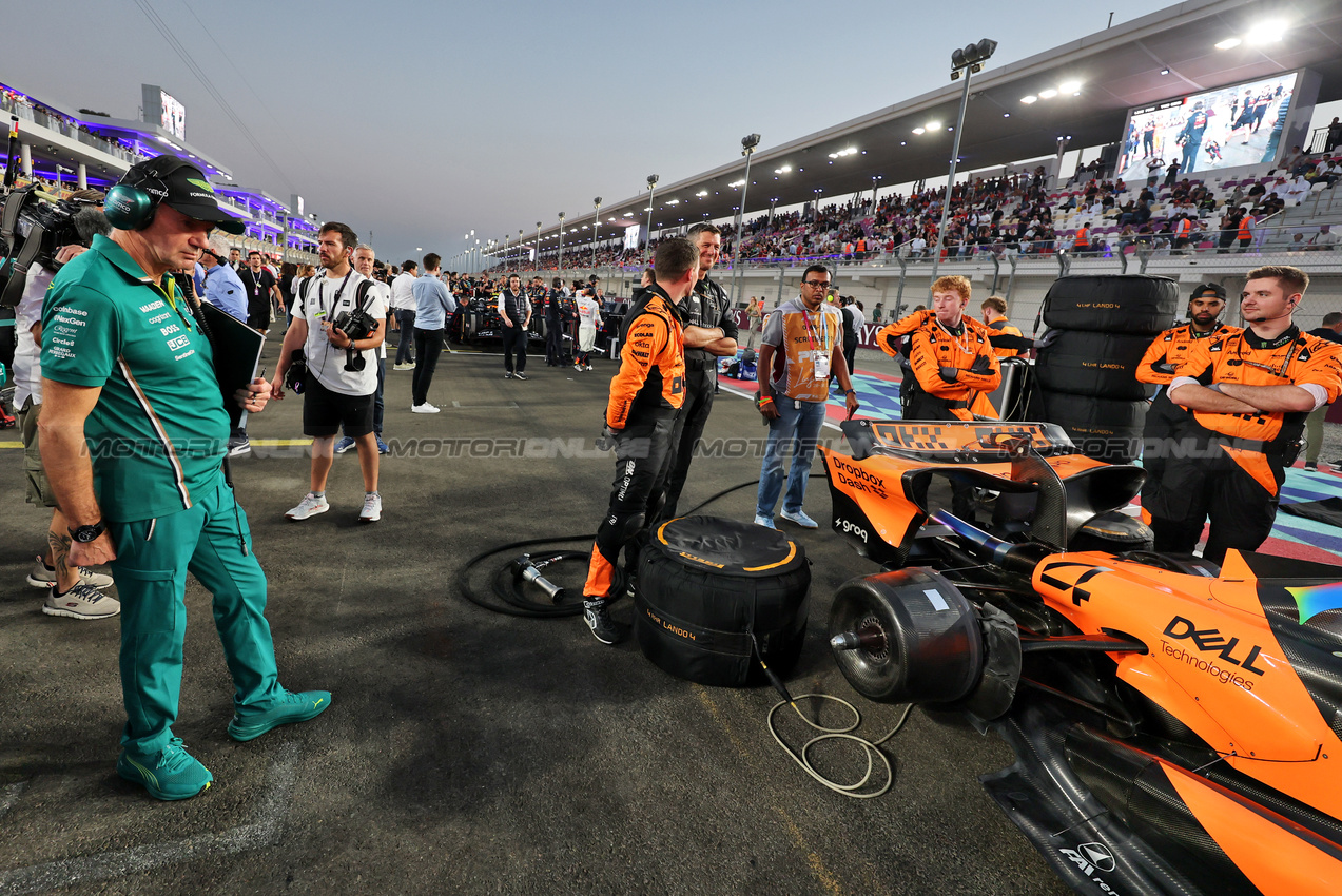 GP QATAR, Adrian Newey (GBR) Aston Martin F1 Team Managing Technical Partner on the grid.

29.11.2025. Formula 1 World Championship, Rd 23, Qatar Grand Prix, Doha, Qatar, Sprint e Qualifiche Day.

- www.xpbimages.com, EMail: requests@xpbimages.com © Copyright: Moy / XPB Images