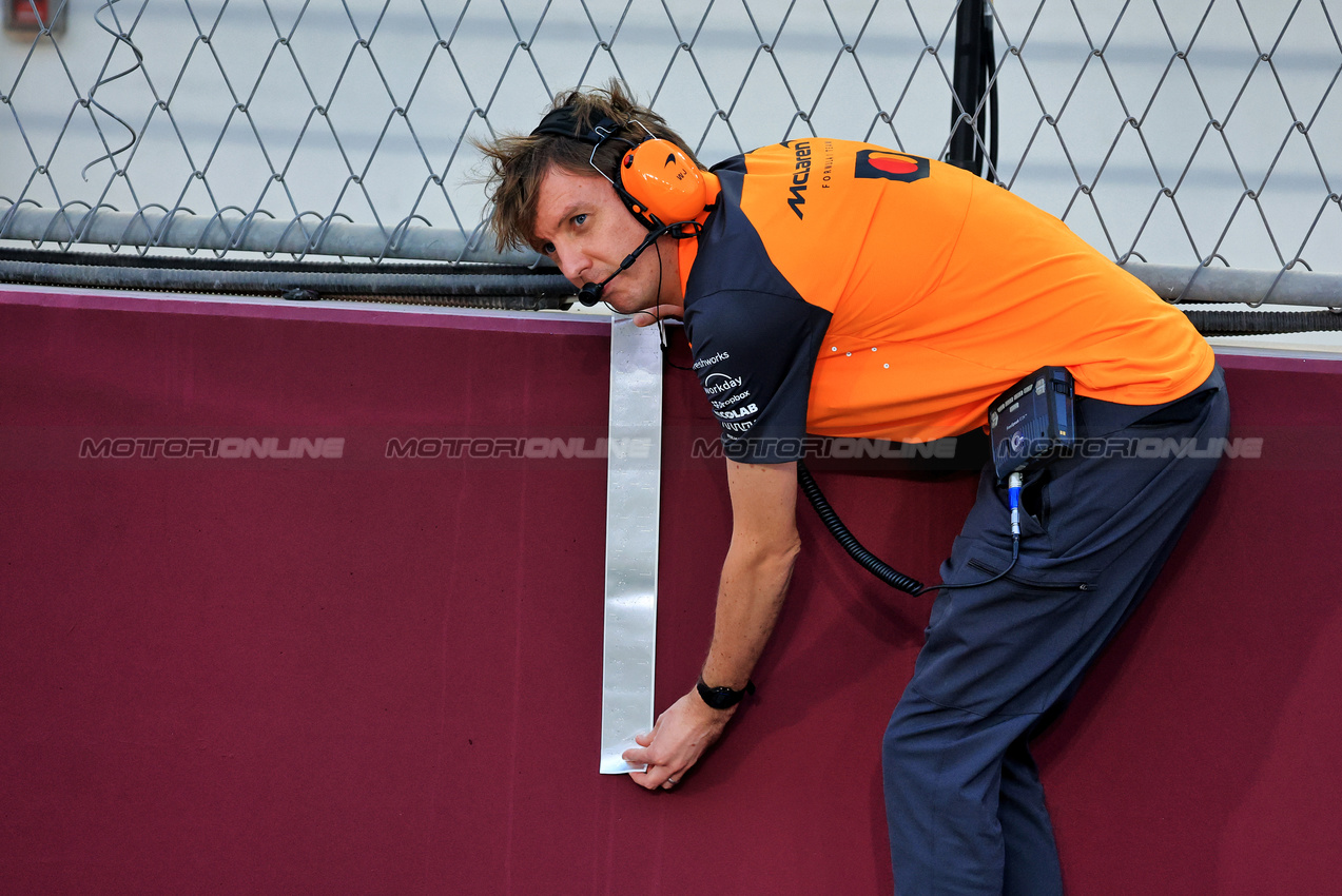 GP QATAR, William Joseph (GBR) McLaren Gara Engineer with tape on the grid.
29.11.2025. Formula 1 World Championship, Rd 23, Qatar Grand Prix, Doha, Qatar, Sprint e Qualifiche Day.
- www.xpbimages.com, EMail: requests@xpbimages.com © Copyright: Moy / XPB Images