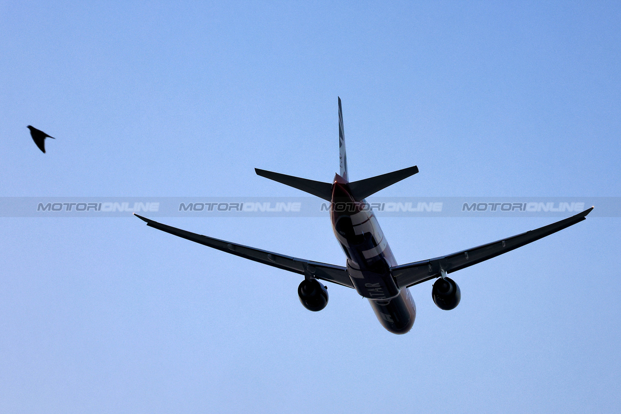 GP QATAR, Circuit Atmosfera - Qatar Airways plane e a bird.

29.11.2025. Formula 1 World Championship, Rd 23, Qatar Grand Prix, Doha, Qatar, Sprint e Qualifiche Day.

- www.xpbimages.com, EMail: requests@xpbimages.com © Copyright: Moy / XPB Images
