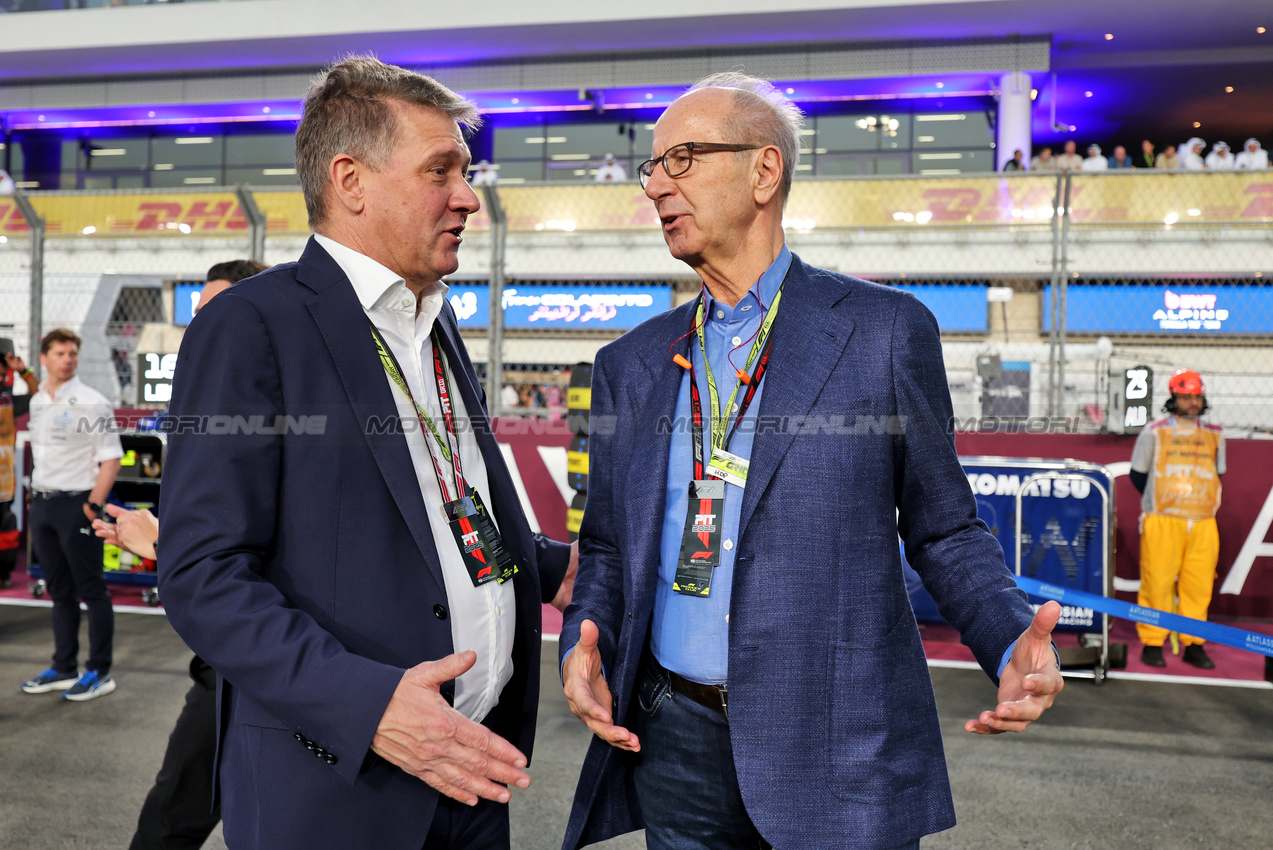 GP QATAR, Gernot Dollner (GER) Audi Chief Executive Officer (Left) on the grid.

29.11.2025. Formula 1 World Championship, Rd 23, Qatar Grand Prix, Doha, Qatar, Sprint e Qualifiche Day.

- www.xpbimages.com, EMail: requests@xpbimages.com © Copyright: Moy / XPB Images
