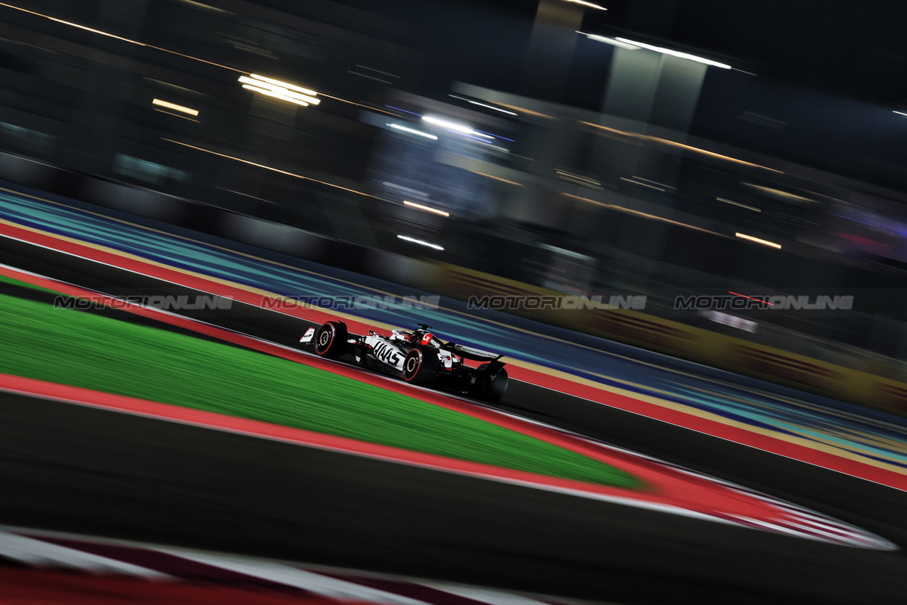 GP QATAR, Esteban Ocon (FRA) Haas VF-25.

29.11.2025. Formula 1 World Championship, Rd 23, Qatar Grand Prix, Doha, Qatar, Sprint e Qualifiche Day.

- www.xpbimages.com, EMail: requests@xpbimages.com © Copyright: Charniaux / XPB Images