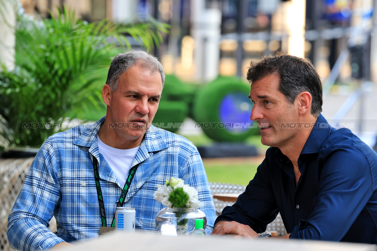 GP QATAR, (L to R): Chris Piastri (AUS) father of Oscar Piastri (AUS) McLaren, with Mark Webber (AUS) Channel 4 Presenter / Driver Manager.
29.11.2025. Formula 1 World Championship, Rd 23, Qatar Grand Prix, Doha, Qatar, Sprint e Qualifiche Day.
- www.xpbimages.com, EMail: requests@xpbimages.com © Copyright: Moy / XPB Images