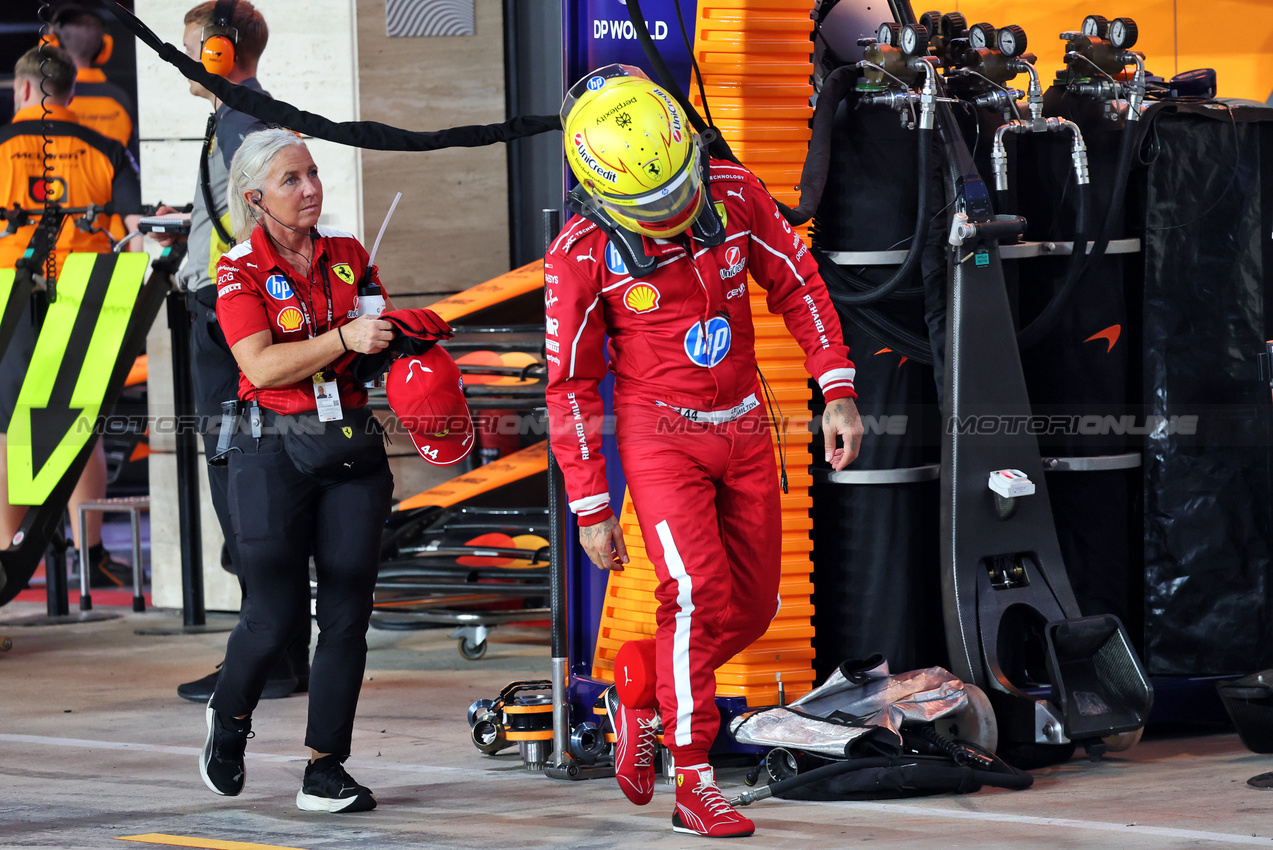 GP QATAR, Lewis Hamilton (GBR) Ferrari with Angela Cullen (NZL) Ferrari Physiotherapist.
29.11.2025. Formula 1 World Championship, Rd 23, Qatar Grand Prix, Doha, Qatar, Sprint e Qualifiche Day.
- www.xpbimages.com, EMail: requests@xpbimages.com © Copyright: Batchelor / XPB Images
