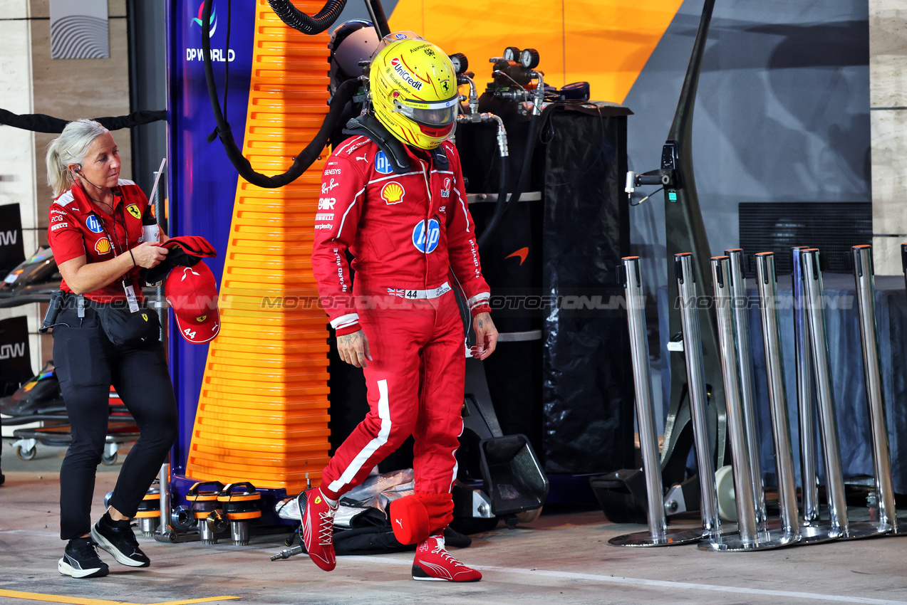 GP QATAR, Lewis Hamilton (GBR) Ferrari with Angela Cullen (NZL) Ferrari Physiotherapist.
29.11.2025. Formula 1 World Championship, Rd 23, Qatar Grand Prix, Doha, Qatar, Sprint e Qualifiche Day.
- www.xpbimages.com, EMail: requests@xpbimages.com © Copyright: Batchelor / XPB Images