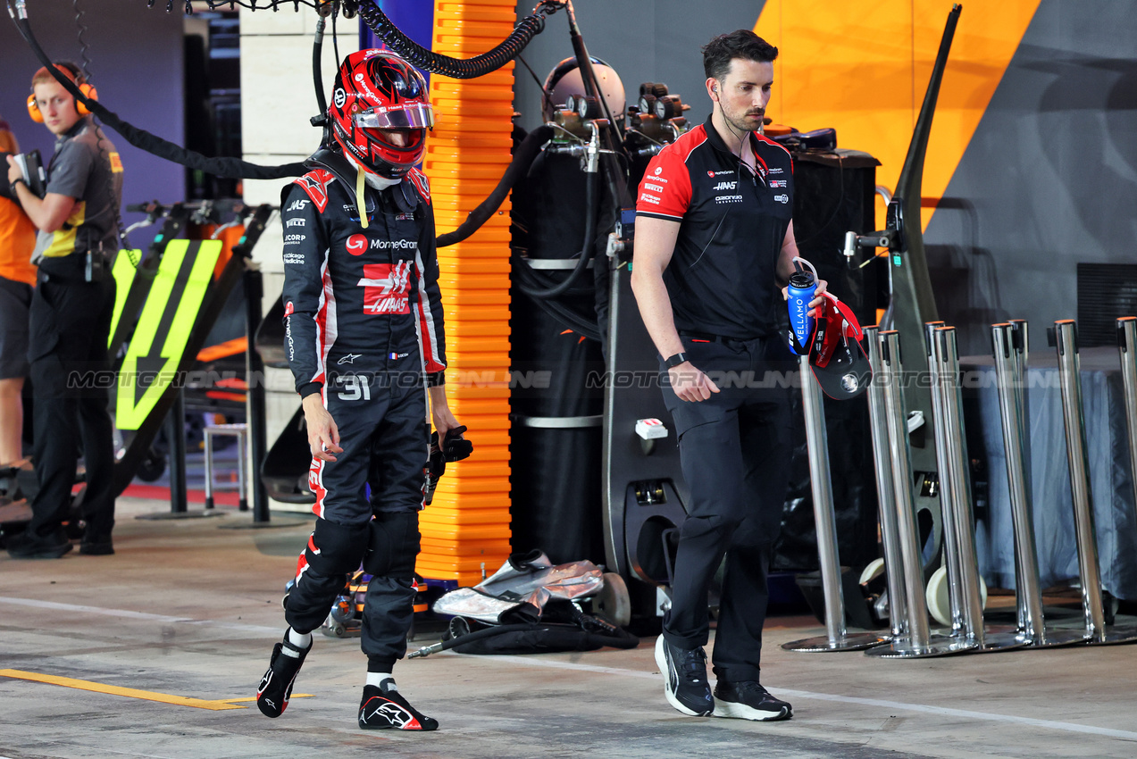 GP QATAR, Esteban Ocon (FRA) Haas F1 Team.
29.11.2025. Formula 1 World Championship, Rd 23, Qatar Grand Prix, Doha, Qatar, Sprint e Qualifiche Day.
- www.xpbimages.com, EMail: requests@xpbimages.com © Copyright: Batchelor / XPB Images