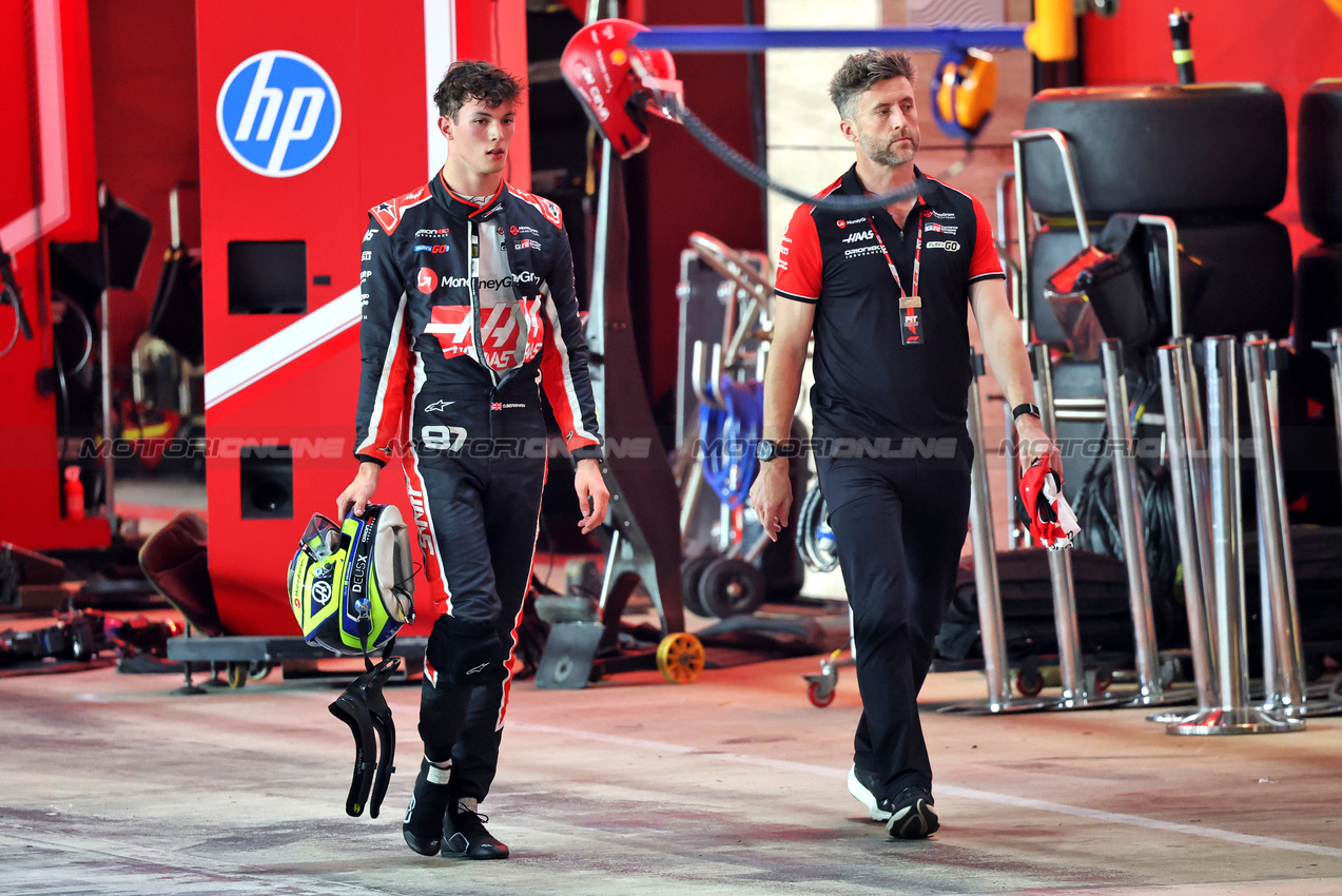 GP QATAR, (L to R): Oliver Bearman (GBR) Haas F1 Team with Martin Poole (GBR) Haas F1 Team Personal Trainer.
29.11.2025. Formula 1 World Championship, Rd 23, Qatar Grand Prix, Doha, Qatar, Sprint e Qualifiche Day.
- www.xpbimages.com, EMail: requests@xpbimages.com © Copyright: Batchelor / XPB Images