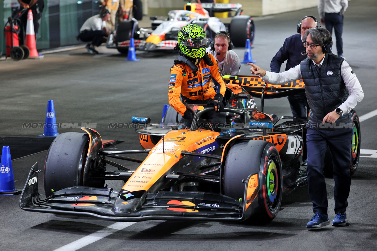 GP QATAR, Lando Norris (GBR) McLaren MCL39 in qualifying parc ferme.

29.11.2025. Formula 1 World Championship, Rd 23, Qatar Grand Prix, Doha, Qatar, Sprint e Qualifiche Day.

- www.xpbimages.com, EMail: requests@xpbimages.com © Copyright: Batchelor / XPB Images