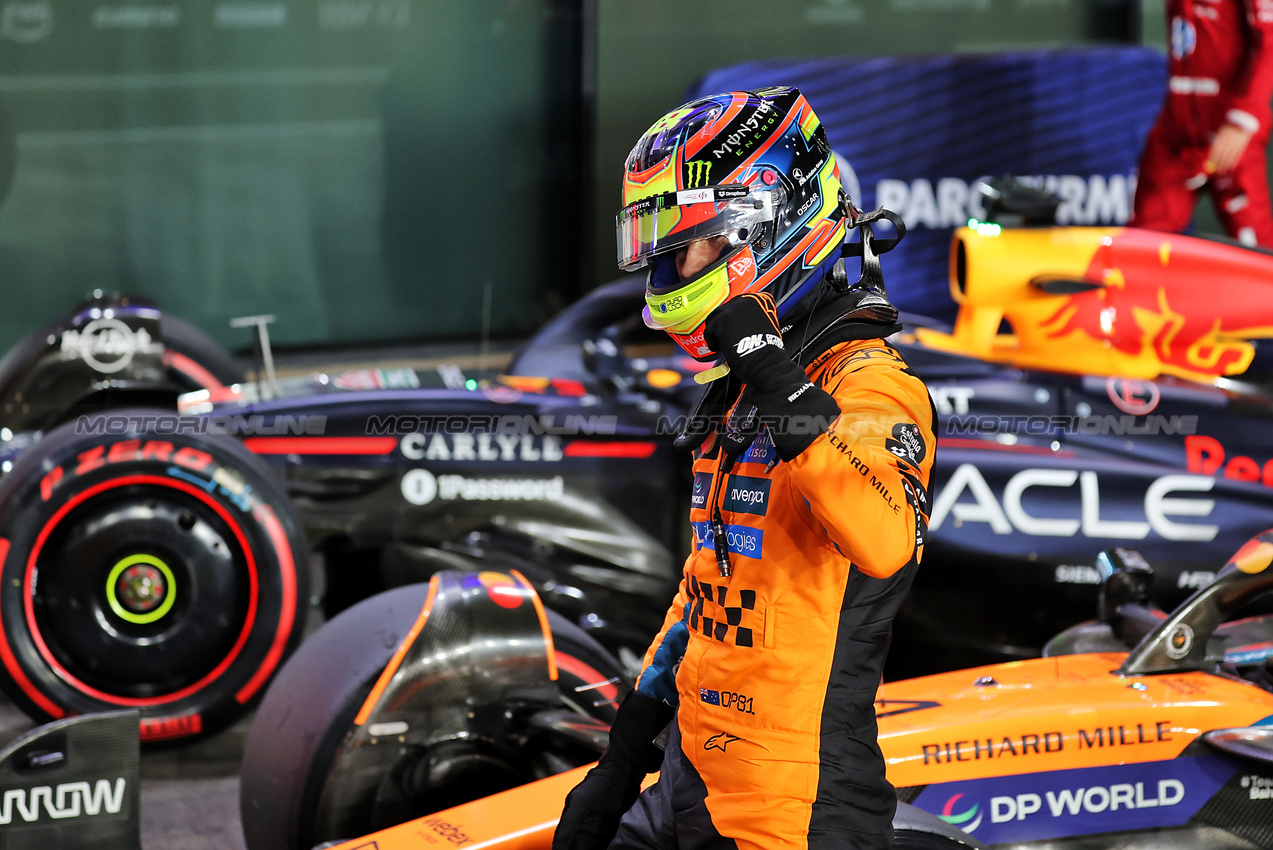 GP QATAR, Oscar Piastri (AUS) McLaren celebrates his pole position in qualifying parc ferme.

29.11.2025. Formula 1 World Championship, Rd 23, Qatar Grand Prix, Doha, Qatar, Sprint e Qualifiche Day.

- www.xpbimages.com, EMail: requests@xpbimages.com © Copyright: Batchelor / XPB Images
