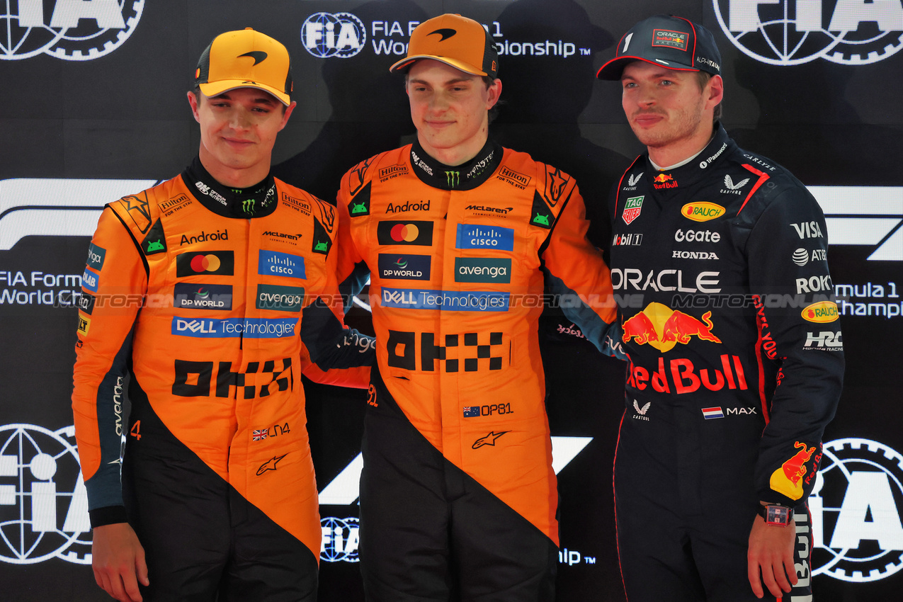 GP QATAR, Qualifiche top three in parc ferme (L to R): Lando Norris (GBR) McLaren, second; Oscar Piastri (AUS) McLaren, pole position; Max Verstappen (NLD) Red Bull Racing, third.
29.11.2025. Formula 1 World Championship, Rd 23, Qatar Grand Prix, Doha, Qatar, Sprint e Qualifiche Day.
- www.xpbimages.com, EMail: requests@xpbimages.com © Copyright: Batchelor / XPB Images