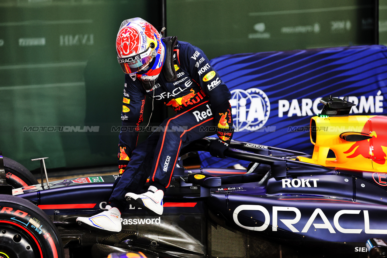 GP QATAR, Max Verstappen (NLD) Red Bull Racing RB21 in qualifying parc ferme.

29.11.2025. Formula 1 World Championship, Rd 23, Qatar Grand Prix, Doha, Qatar, Sprint e Qualifiche Day.

- www.xpbimages.com, EMail: requests@xpbimages.com © Copyright: Batchelor / XPB Images