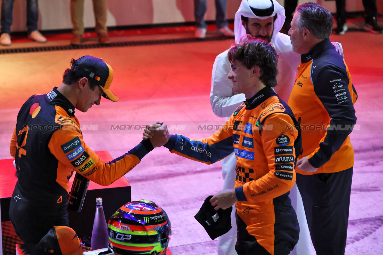 GP QATAR, (L to R): Second placed Lando Norris (GBR) McLaren with pole sitter Oscar Piastri (AUS) McLaren in qualifying parc ferme.

29.11.2025. Formula 1 World Championship, Rd 23, Qatar Grand Prix, Doha, Qatar, Sprint e Qualifiche Day.

- www.xpbimages.com, EMail: requests@xpbimages.com © Copyright: Batchelor / XPB Images