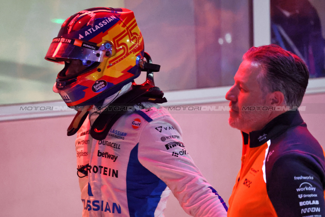 GP QATAR, (L to R): Carlos Sainz (ESP) Atlassian Williams Racing with Zak Brown (USA) McLaren Executive Director in qualifying parc ferme.

29.11.2025. Formula 1 World Championship, Rd 23, Qatar Grand Prix, Doha, Qatar, Sprint e Qualifiche Day.

- www.xpbimages.com, EMail: requests@xpbimages.com © Copyright: Batchelor / XPB Images