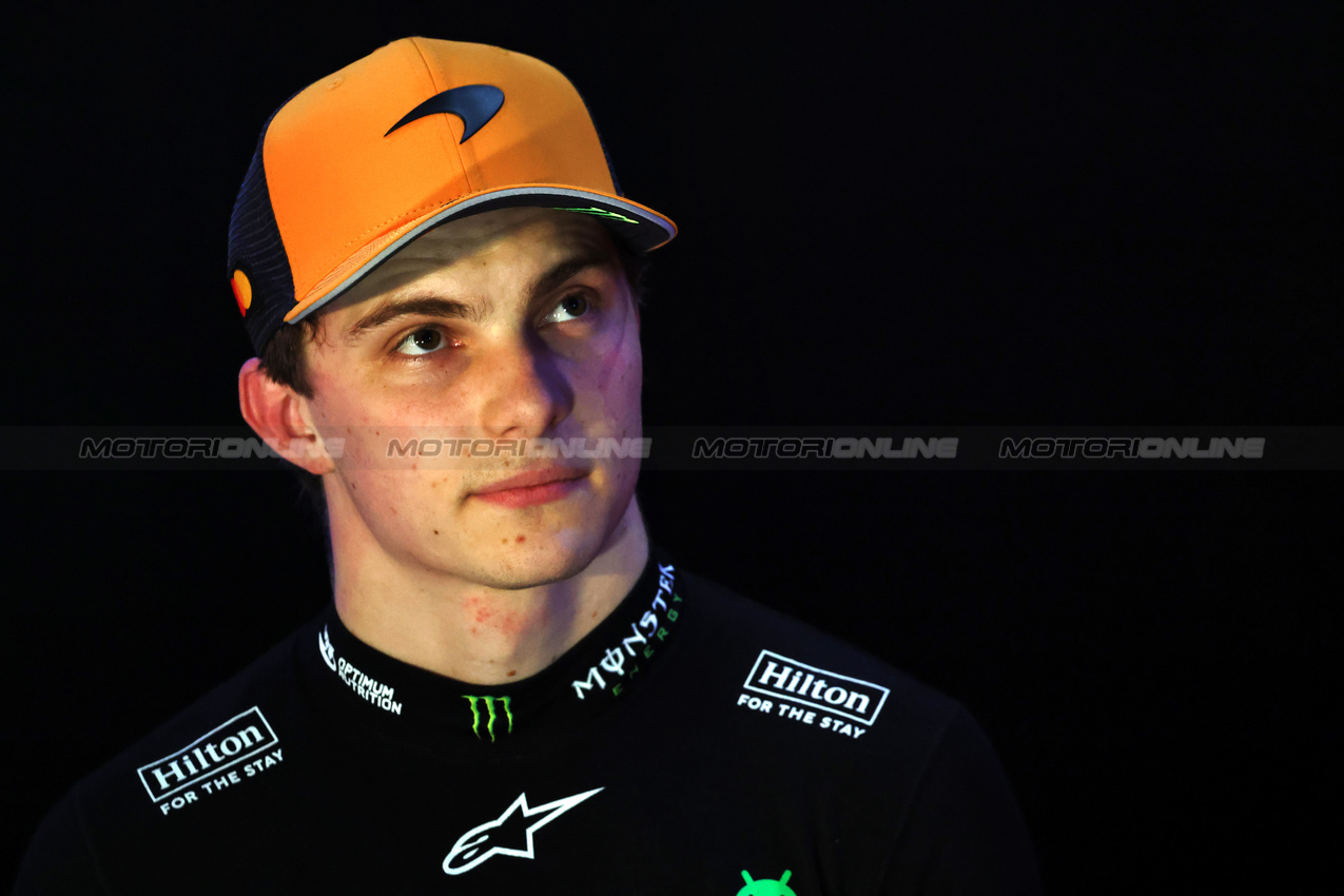 GP QATAR, Pole sitter Oscar Piastri (AUS) McLaren in qualifying parc ferme.
29.11.2025. Formula 1 World Championship, Rd 23, Qatar Grand Prix, Doha, Qatar, Sprint e Qualifiche Day.
- www.xpbimages.com, EMail: requests@xpbimages.com © Copyright: Batchelor / XPB Images