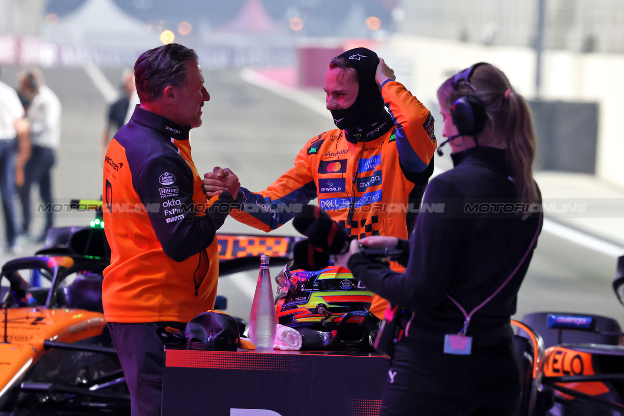 GP QATAR, (L to R): Zak Brown (USA) McLaren Executive Director celebrates with pole sitter Oscar Piastri (AUS) McLaren in qualifying parc ferme.

29.11.2025. Formula 1 World Championship, Rd 23, Qatar Grand Prix, Doha, Qatar, Sprint e Qualifiche Day.

- www.xpbimages.com, EMail: requests@xpbimages.com © Copyright: Charniaux / XPB Images