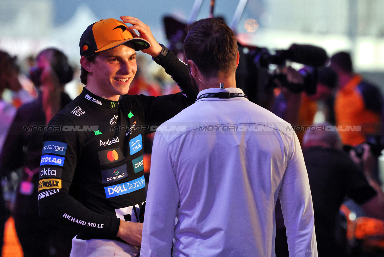 GP QATAR, (L to R): Oscar Piastri (AUS) McLaren with James Hinchcliffe (CDN) F1 Digital Presenter in qualifying parc ferme.

29.11.2025. Formula 1 World Championship, Rd 23, Qatar Grand Prix, Doha, Qatar, Sprint e Qualifiche Day.

- www.xpbimages.com, EMail: requests@xpbimages.com © Copyright: Charniaux / XPB Images