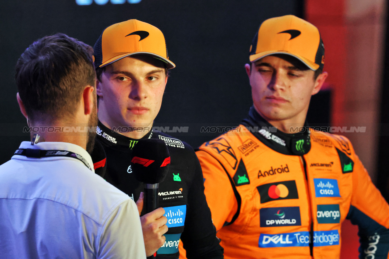GP QATAR, (L to R): James Hinchcliffe (CDN) F1 Digital Presenter with Oscar Piastri (AUS) McLaren e Lando Norris (GBR) McLaren in qualifying parc ferme.

29.11.2025. Formula 1 World Championship, Rd 23, Qatar Grand Prix, Doha, Qatar, Sprint e Qualifiche Day.

- www.xpbimages.com, EMail: requests@xpbimages.com © Copyright: Charniaux / XPB Images
