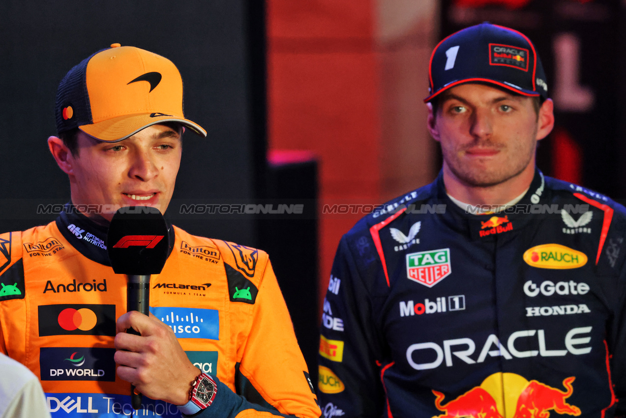GP QATAR, (L to R): Lando Norris (GBR) McLaren e Max Verstappen (NLD) Red Bull Racing in qualifying parc ferme.
29.11.2025. Formula 1 World Championship, Rd 23, Qatar Grand Prix, Doha, Qatar, Sprint e Qualifiche Day.
- www.xpbimages.com, EMail: requests@xpbimages.com © Copyright: Charniaux / XPB Images