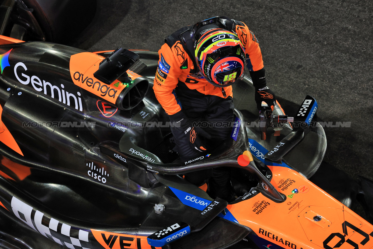 GP QATAR, Pole sitter Oscar Piastri (AUS) McLaren MCL39 in qualifying parc ferme.

29.11.2025. Formula 1 World Championship, Rd 23, Qatar Grand Prix, Doha, Qatar, Sprint e Qualifiche Day.

- www.xpbimages.com, EMail: requests@xpbimages.com © Copyright: Moy / XPB Images