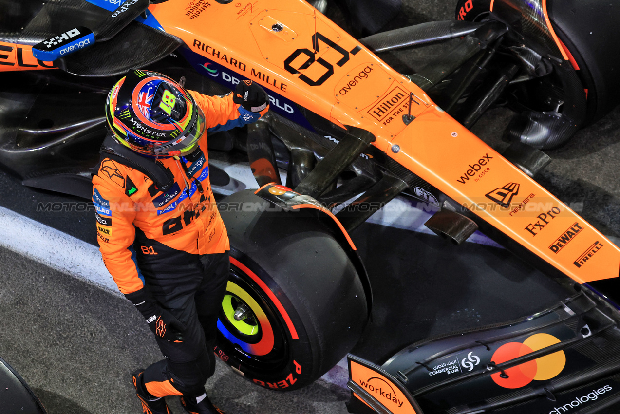 GP QATAR, Pole sitter Oscar Piastri (AUS) McLaren MCL39 celebrates in qualifying parc ferme.
29.11.2025. Formula 1 World Championship, Rd 23, Qatar Grand Prix, Doha, Qatar, Sprint e Qualifiche Day.
- www.xpbimages.com, EMail: requests@xpbimages.com © Copyright: Moy / XPB Images