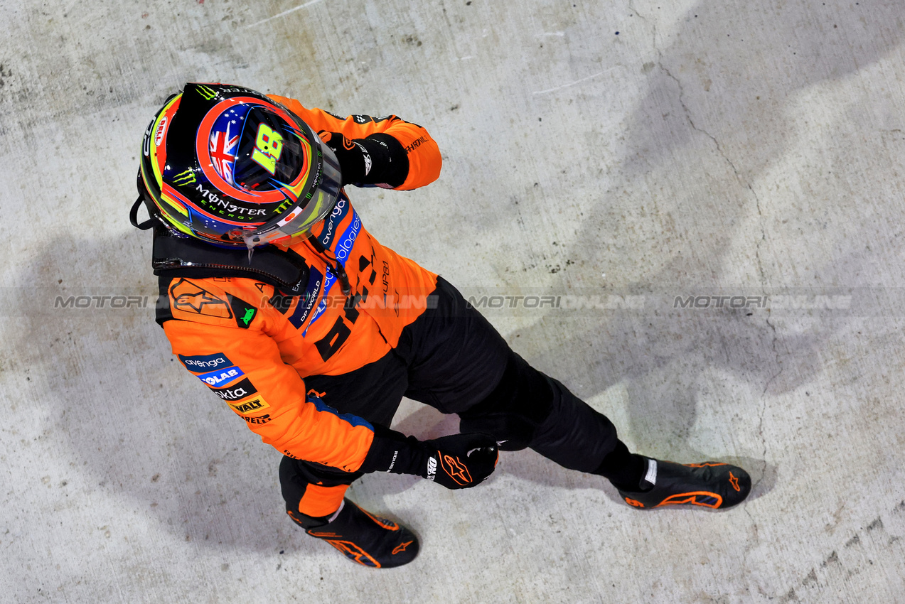 GP QATAR, Pole sitter Oscar Piastri (AUS) McLaren in qualifying parc ferme.
29.11.2025. Formula 1 World Championship, Rd 23, Qatar Grand Prix, Doha, Qatar, Sprint e Qualifiche Day.
- www.xpbimages.com, EMail: requests@xpbimages.com © Copyright: Moy / XPB Images
