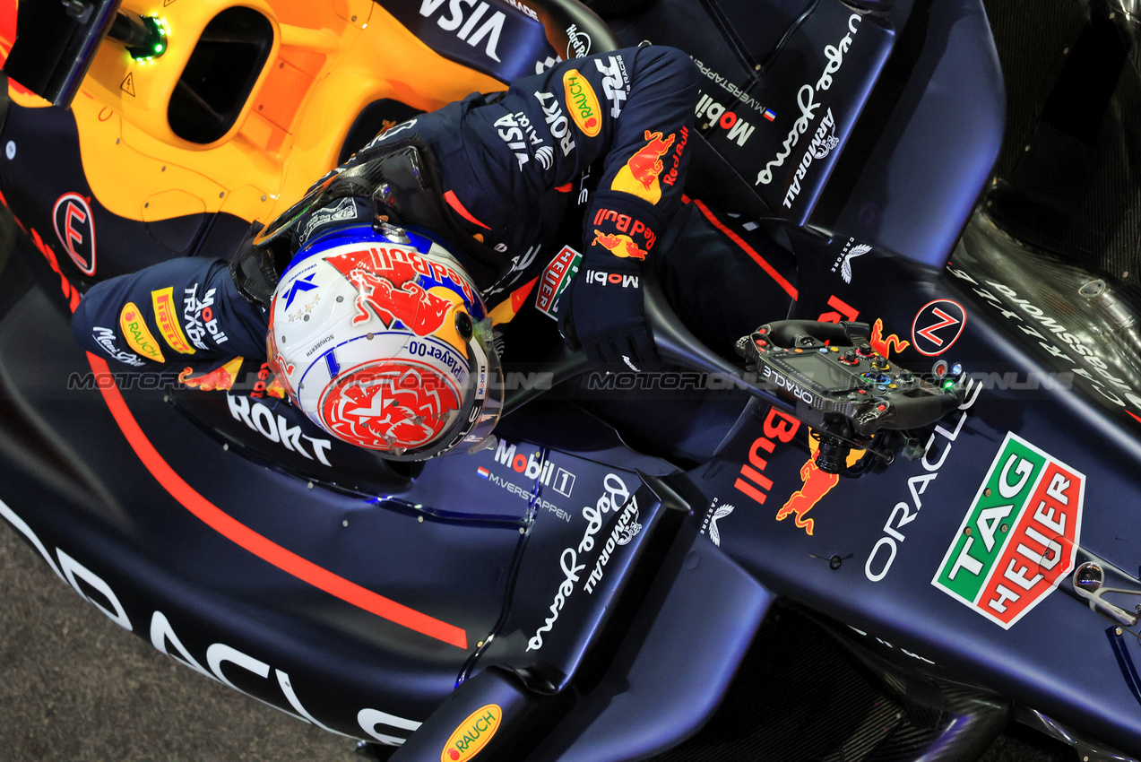 GP QATAR, Max Verstappen (NLD) Red Bull Racing RB21 in qualifying parc ferme.
29.11.2025. Formula 1 World Championship, Rd 23, Qatar Grand Prix, Doha, Qatar, Sprint e Qualifiche Day.
- www.xpbimages.com, EMail: requests@xpbimages.com © Copyright: Moy / XPB Images