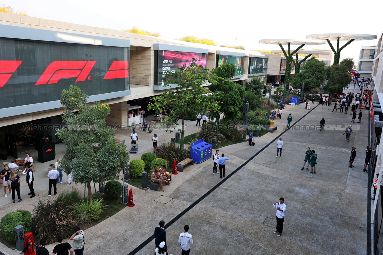 GP QATAR, Paddock Atmosfera.

29.11.2025. Formula 1 World Championship, Rd 23, Qatar Grand Prix, Doha, Qatar, Sprint e Qualifiche Day.

- www.xpbimages.com, EMail: requests@xpbimages.com © Copyright: Moy / XPB Images
