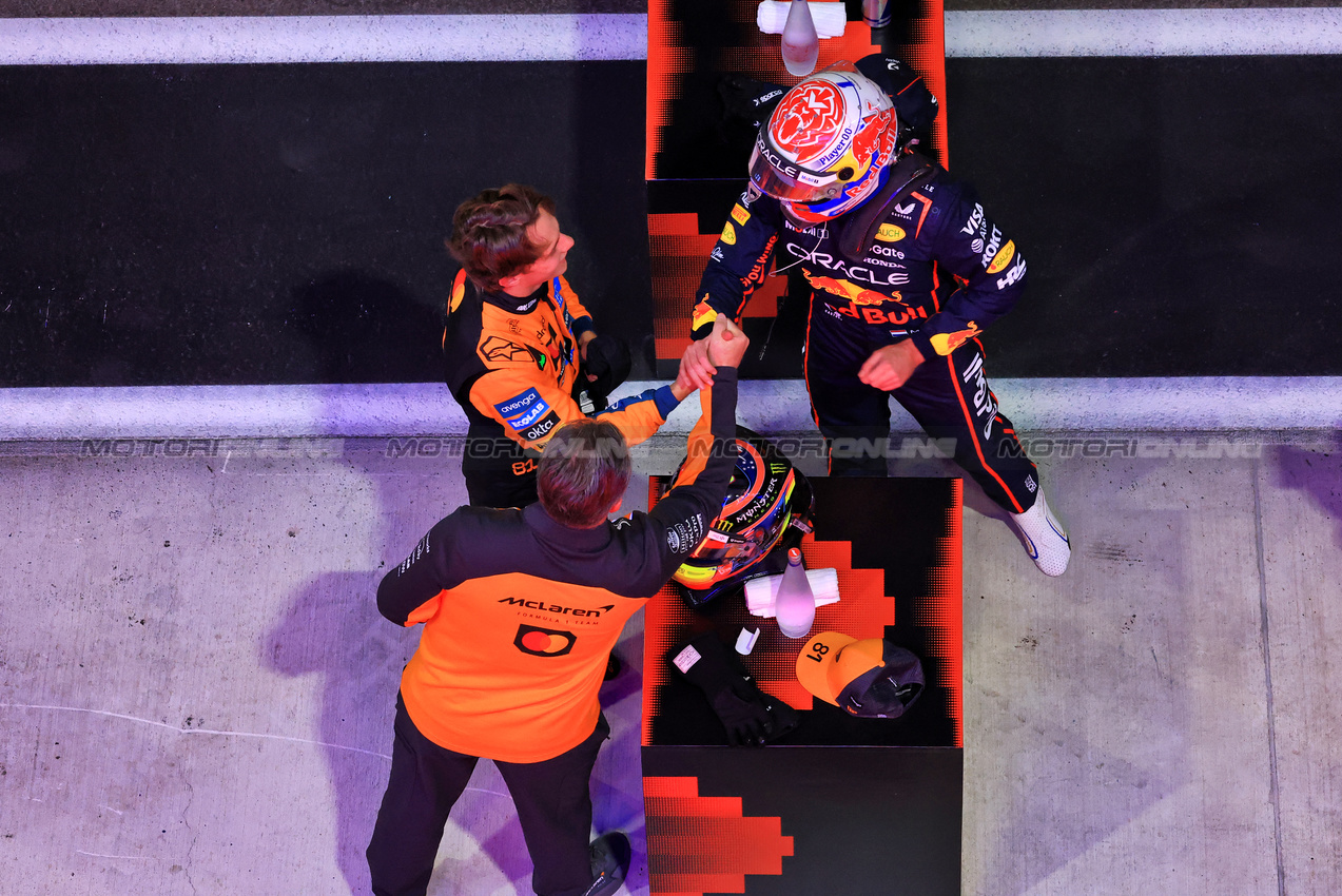 GP QATAR, Zak Brown (USA) McLaren Executive Director celebrates with pole sitter Oscar Piastri (AUS) McLaren e third placed Max Verstappen (NLD) Red Bull Racing in qualifying parc ferme.
29.11.2025. Formula 1 World Championship, Rd 23, Qatar Grand Prix, Doha, Qatar, Sprint e Qualifiche Day.
- www.xpbimages.com, EMail: requests@xpbimages.com © Copyright: Moy / XPB Images