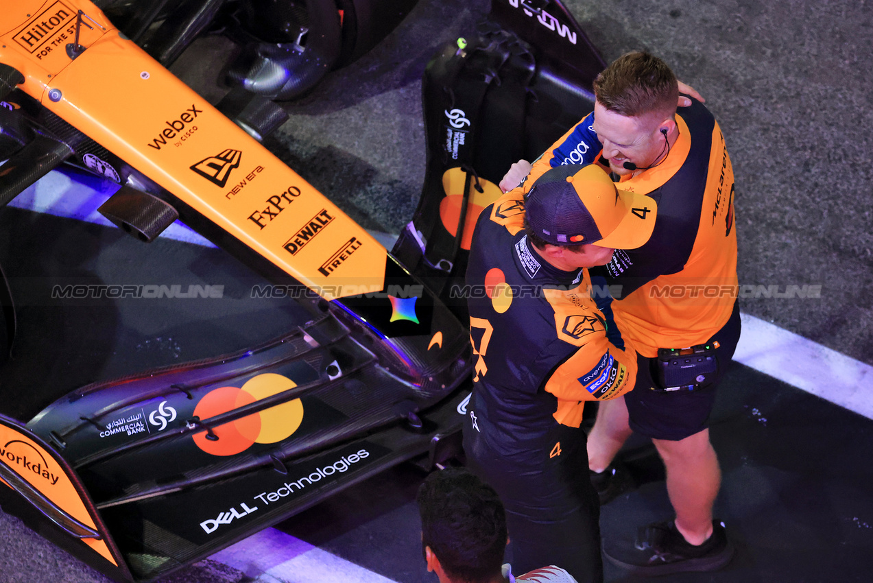 GP QATAR, Lando Norris (GBR) McLaren MCL39 in qualifying parc ferme.

29.11.2025. Formula 1 World Championship, Rd 23, Qatar Grand Prix, Doha, Qatar, Sprint e Qualifiche Day.

- www.xpbimages.com, EMail: requests@xpbimages.com © Copyright: Moy / XPB Images