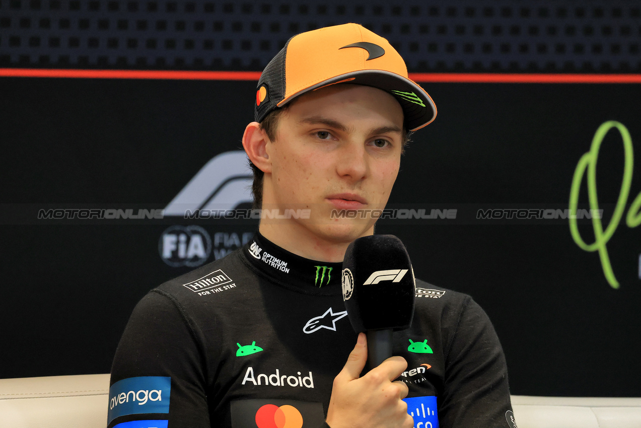 GP QATAR, Oscar Piastri (AUS) McLaren in the post qualifying FIA Press Conference.
29.11.2025. Formula 1 World Championship, Rd 23, Qatar Grand Prix, Doha, Qatar, Sprint e Qualifiche Day.
- www.xpbimages.com, EMail: requests@xpbimages.com © Copyright: Moy / XPB Images