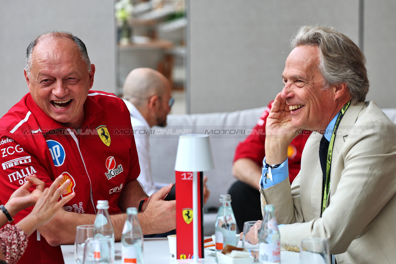 GP QATAR, Frederic Vasseur (FRA) Ferrari Team Principal (Left).
29.11.2025. Formula 1 World Championship, Rd 23, Qatar Grand Prix, Doha, Qatar, Sprint e Qualifiche Day.
- www.xpbimages.com, EMail: requests@xpbimages.com © Copyright: Batchelor / XPB Images