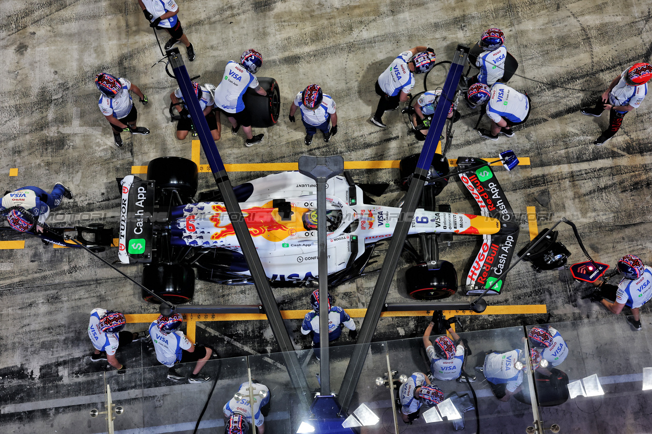 GP QATAR, Isack Hadjar (FRA) Racing Bulls VCARB 02 makes a pit stop.

29.11.2025. Formula 1 World Championship, Rd 23, Qatar Grand Prix, Doha, Qatar, Sprint e Qualifiche Day.

- www.xpbimages.com, EMail: requests@xpbimages.com © Copyright: Moy / XPB Images