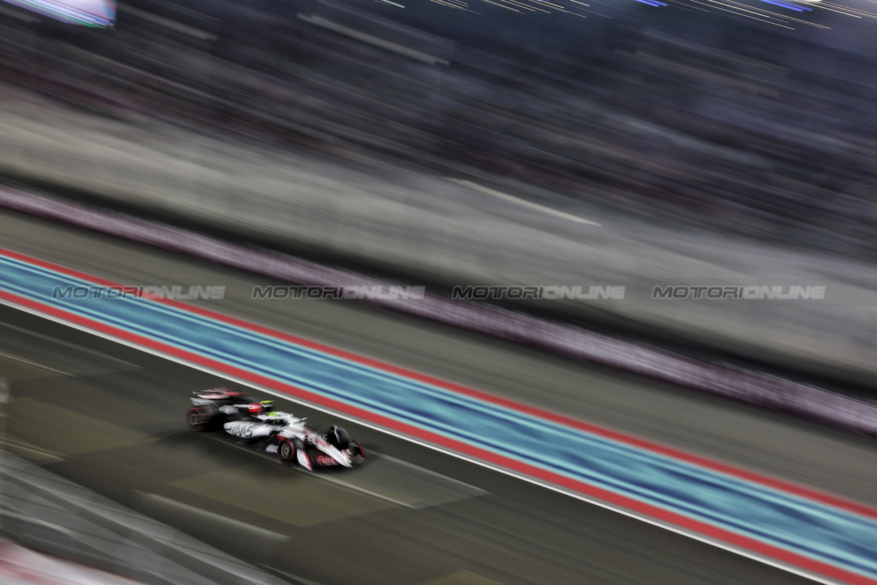 GP QATAR, Oliver Bearman (GBR) Haas VF-25.
29.11.2025. Formula 1 World Championship, Rd 23, Qatar Grand Prix, Doha, Qatar, Sprint e Qualifiche Day.
- www.xpbimages.com, EMail: requests@xpbimages.com © Copyright: Moy / XPB Images