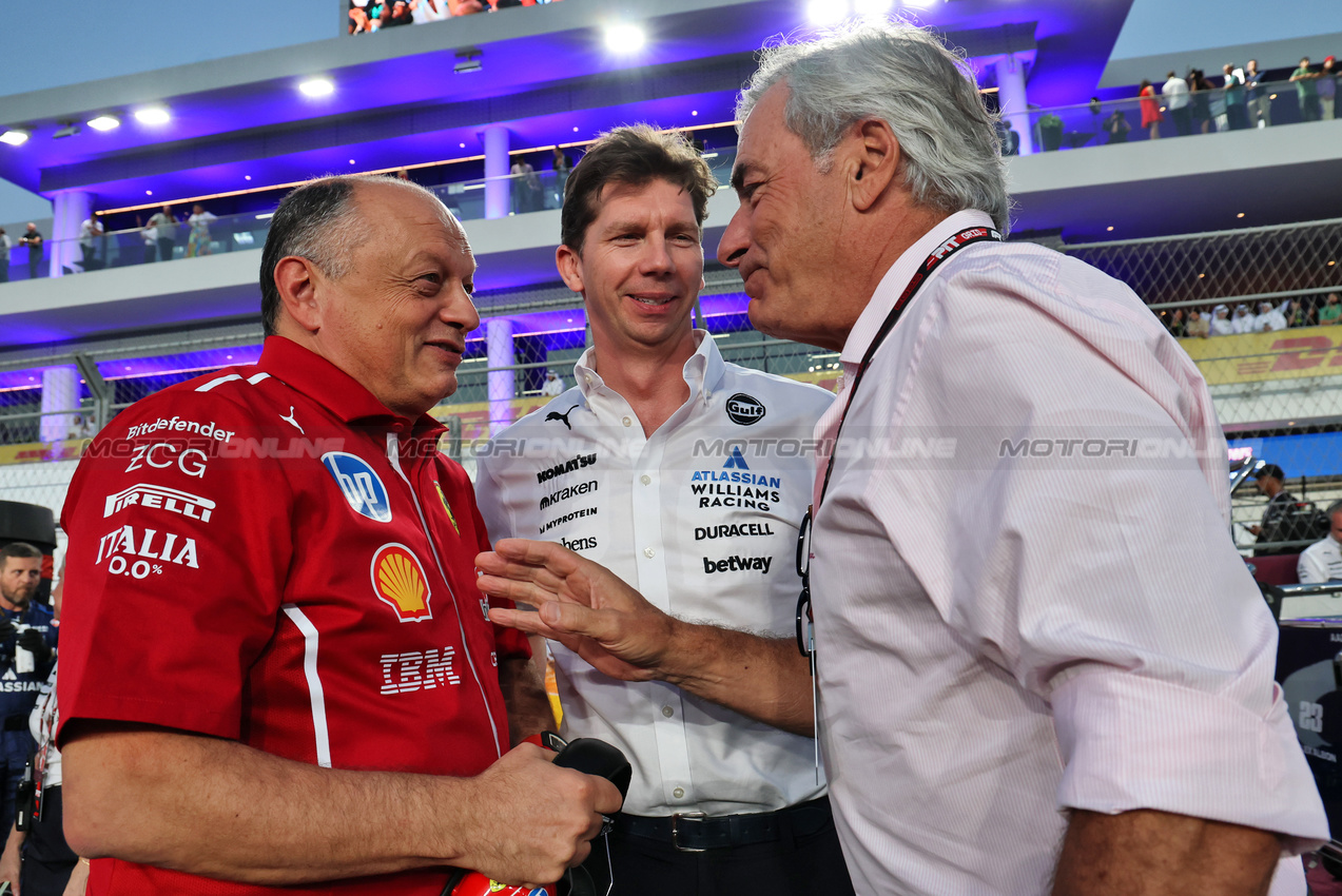 GP QATAR, (L to R): Frederic Vasseur (FRA) Ferrari Team Principal with James Vowles (GBR) Atlassian Williams Racing Team Principal e Carlos Sainz (ESP) on the grid.
29.11.2025. Formula 1 World Championship, Rd 23, Qatar Grand Prix, Doha, Qatar, Sprint e Qualifiche Day.
- www.xpbimages.com, EMail: requests@xpbimages.com © Copyright: Batchelor / XPB Images