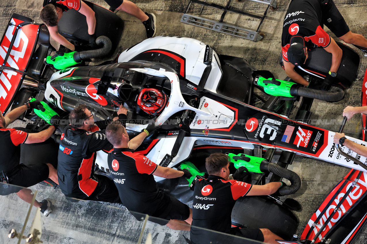 GP QATAR, Esteban Ocon (FRA) Haas VF-25 in the pits.
29.11.2025. Formula 1 World Championship, Rd 23, Qatar Grand Prix, Doha, Qatar, Sprint e Qualifiche Day.
- www.xpbimages.com, EMail: requests@xpbimages.com © Copyright: Moy / XPB Images