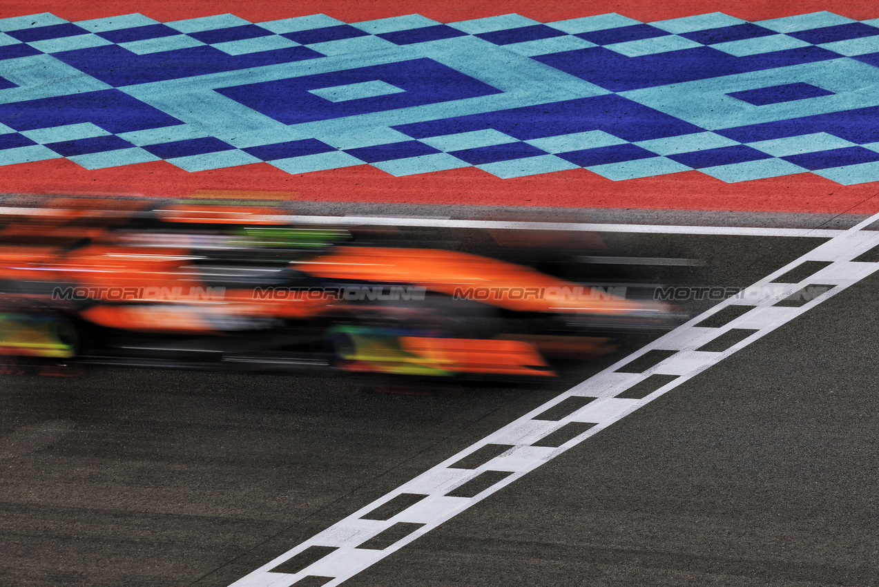 GP QATAR, Lando Norris (GBR) McLaren MCL39.
29.11.2025. Formula 1 World Championship, Rd 23, Qatar Grand Prix, Doha, Qatar, Sprint e Qualifiche Day.
- www.xpbimages.com, EMail: requests@xpbimages.com © Copyright: Moy / XPB Images