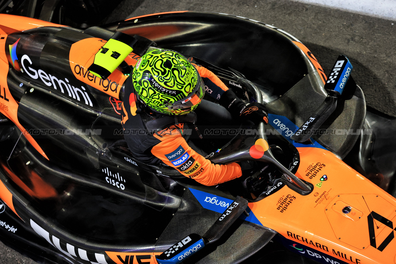 GP QATAR, Lando Norris (GBR) McLaren MCL39 in qualifying parc ferme.
29.11.2025. Formula 1 World Championship, Rd 23, Qatar Grand Prix, Doha, Qatar, Sprint e Qualifiche Day.
- www.xpbimages.com, EMail: requests@xpbimages.com © Copyright: Moy / XPB Images