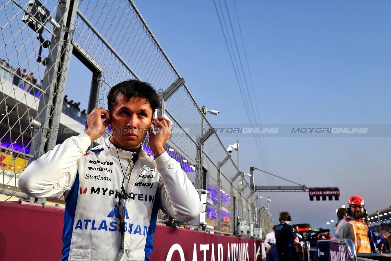 GP QATAR, Alexander Albon (THA) Atlassian Williams Racing on the grid.

29.11.2025. Formula 1 World Championship, Rd 23, Qatar Grand Prix, Doha, Qatar, Sprint e Qualifiche Day.

- www.xpbimages.com, EMail: requests@xpbimages.com © Copyright: Batchelor / XPB Images