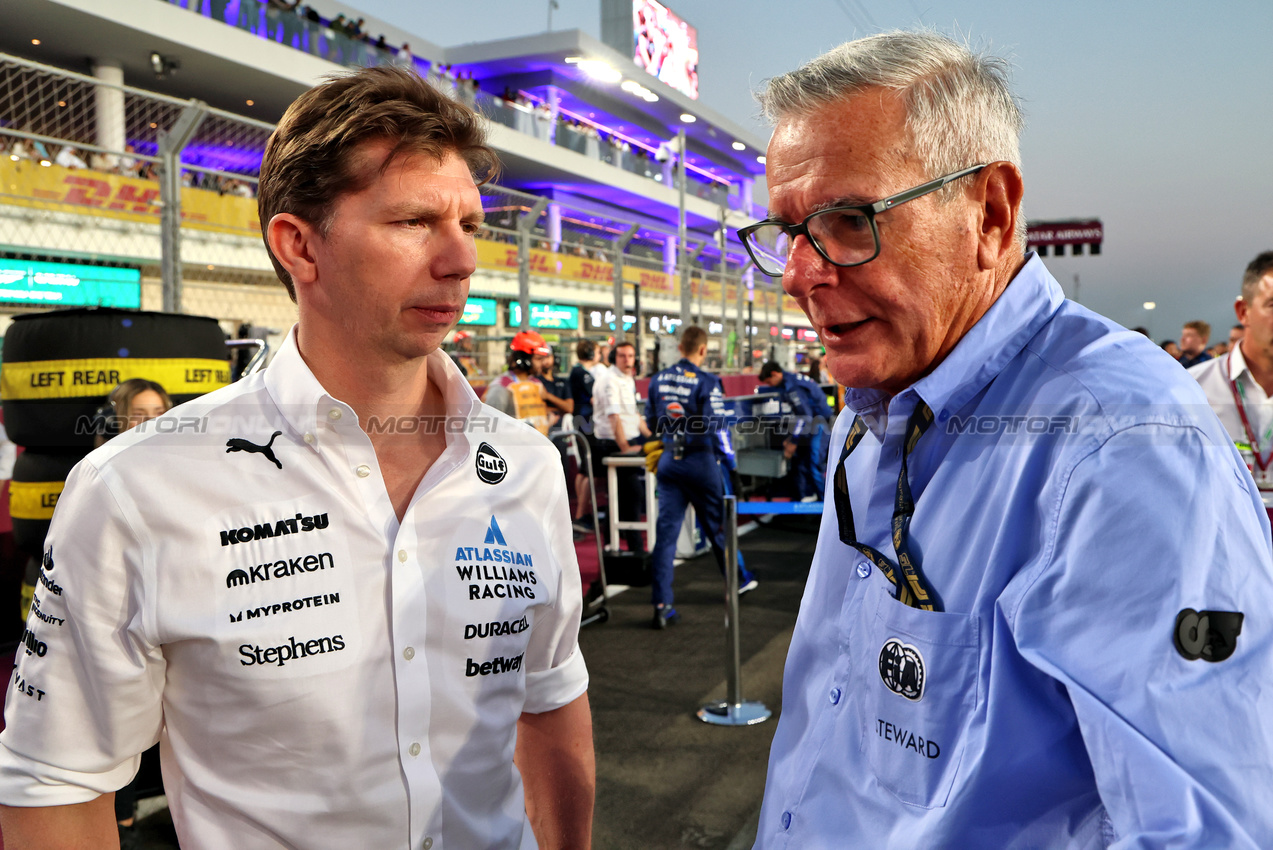 GP QATAR, (L to R): James Vowles (GBR) Atlassian Williams Racing Team Principal with Andrew Mallalieu (BAR) FIA Steward on the grid.

29.11.2025. Formula 1 World Championship, Rd 23, Qatar Grand Prix, Doha, Qatar, Sprint e Qualifiche Day.

- www.xpbimages.com, EMail: requests@xpbimages.com © Copyright: Batchelor / XPB Images
